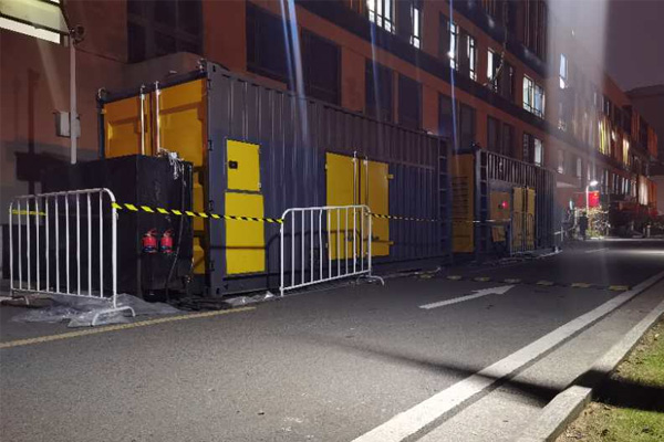 秀峰柴油发电机组的输出电压是如何调节的？